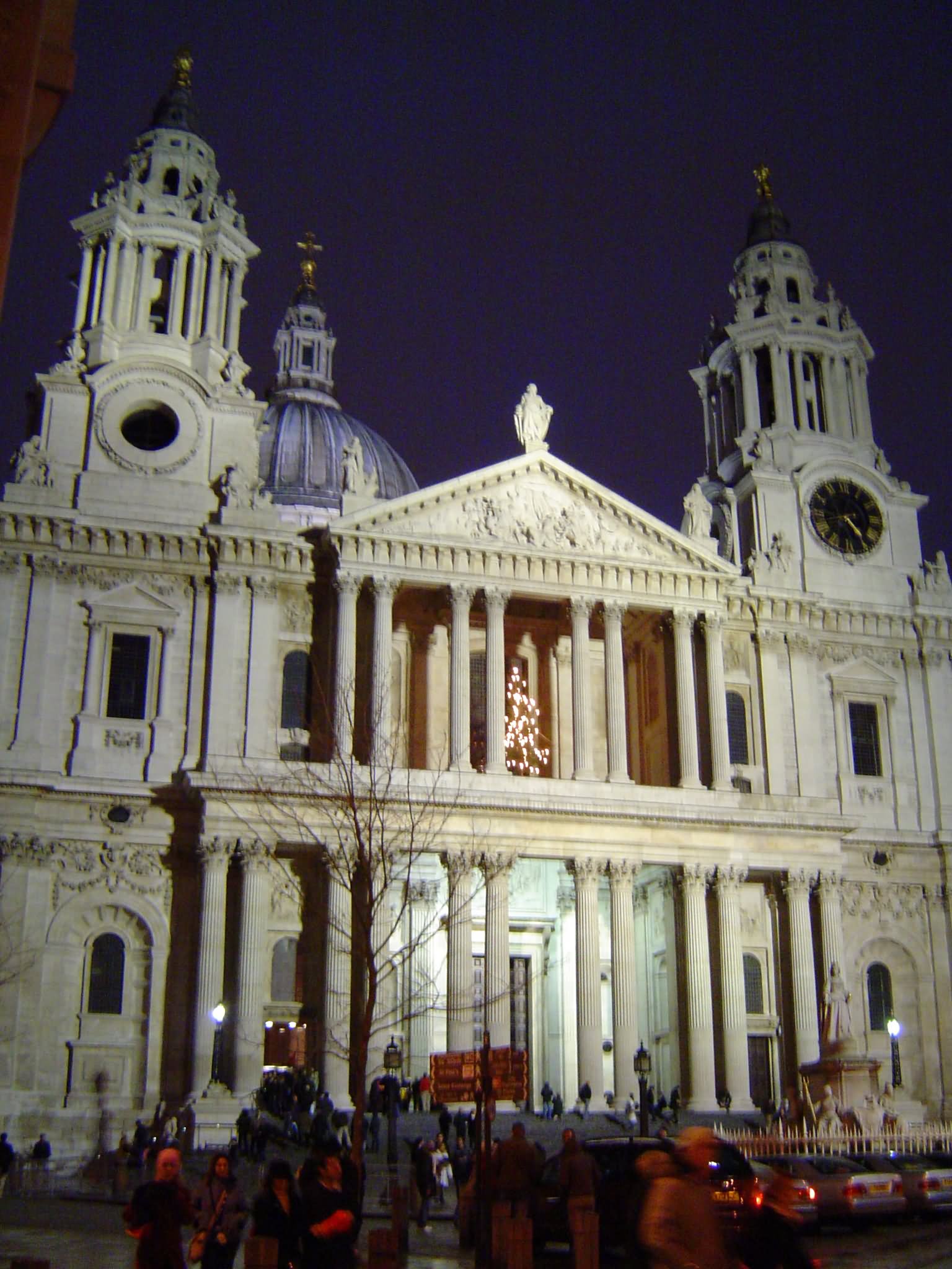 Front Picture of The St Paul's Cathedral, London At Night