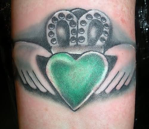 Green Heart Claddagh Armband Irish Tattoo