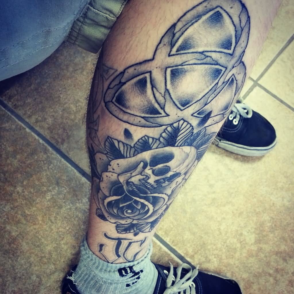 Grey Ink Skull With Rose Tattoo On Right Leg