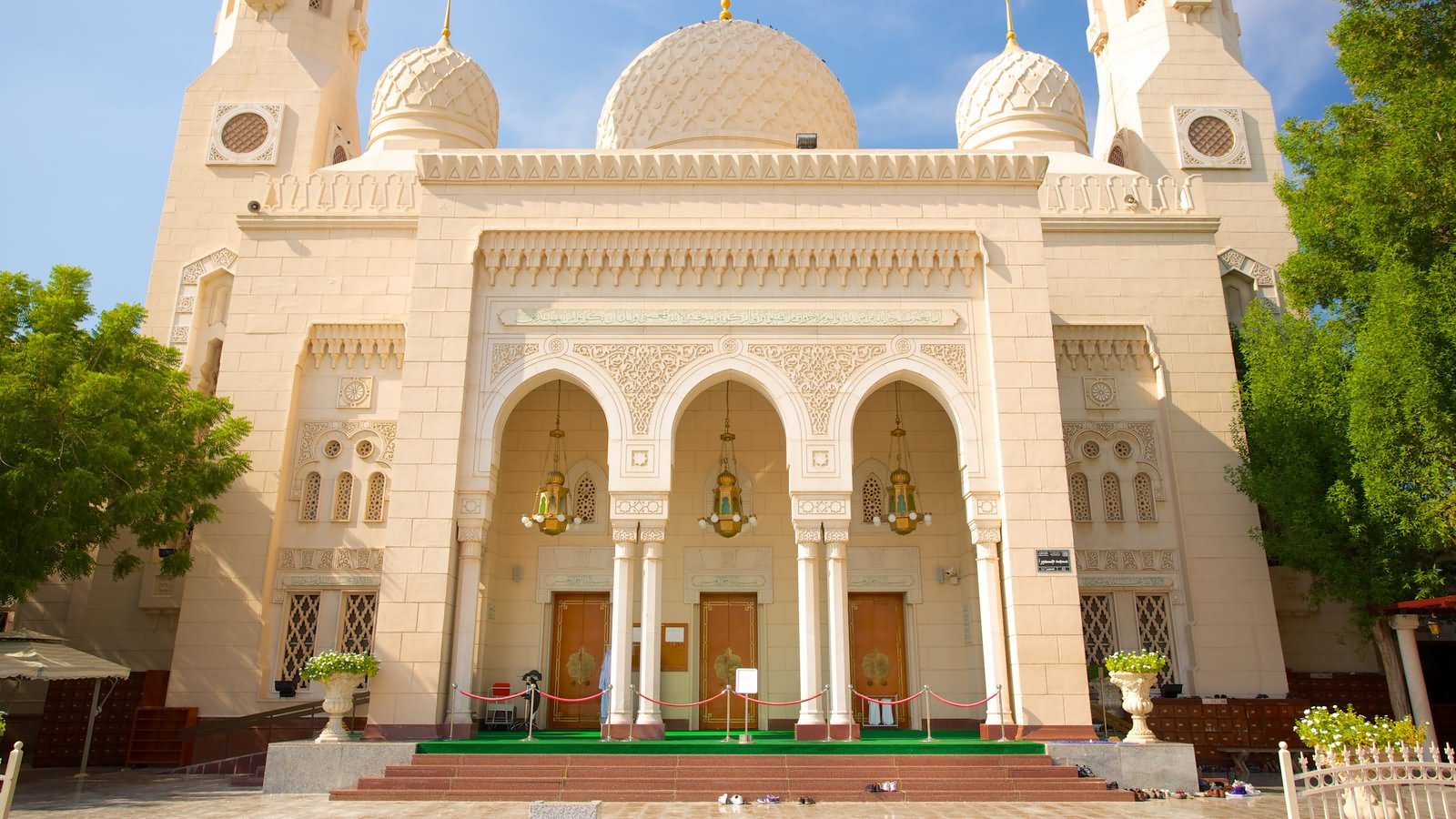 Jumeirah Mosque Entrance Picture