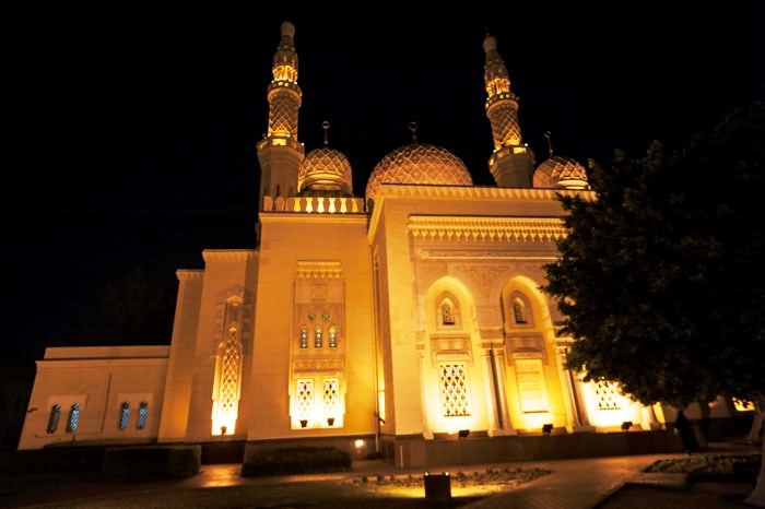 Jumeirah Mosque Looks Adorable With Night Lights