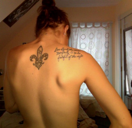 Man Upper Back Fleur De Lis Tattoo