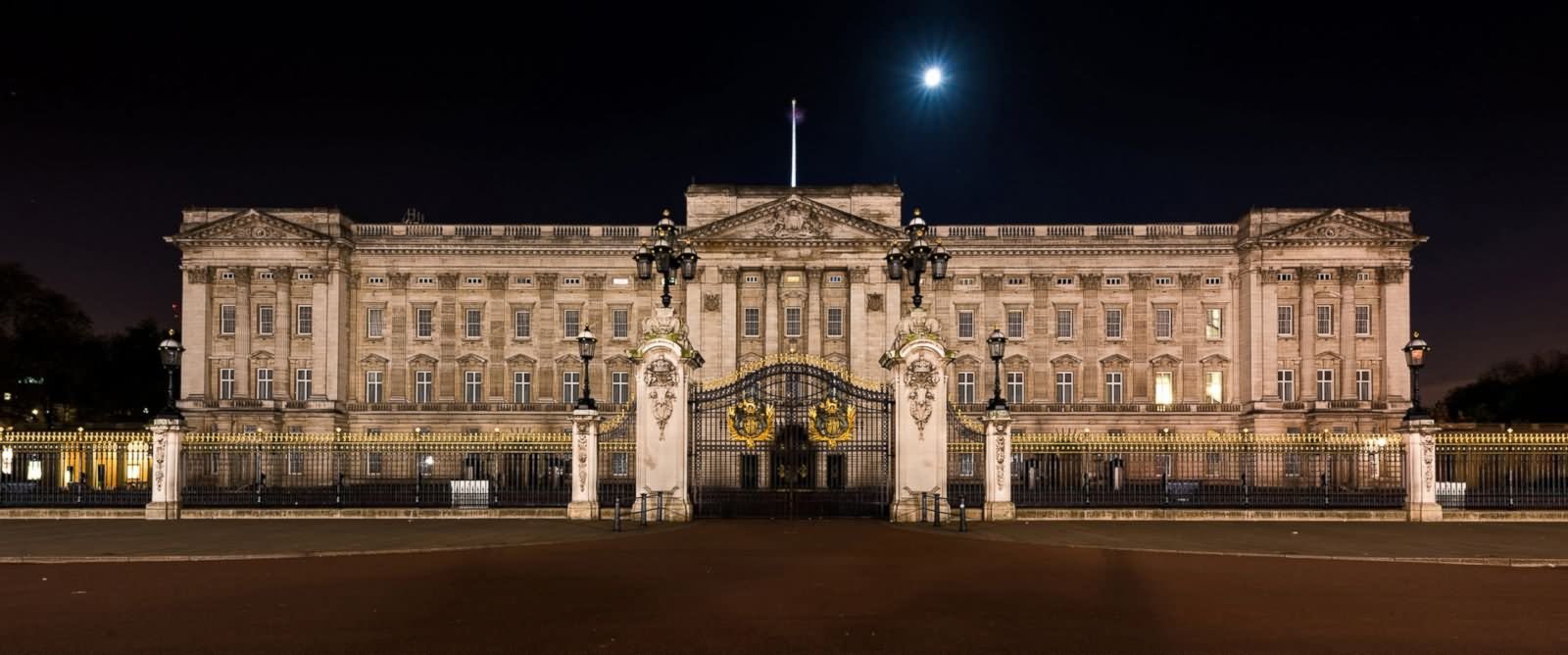 Night View Of The Buckingham Palace