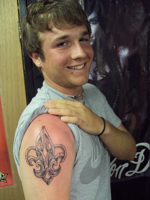 Right Shoulder Fleur De Lis Tattoo For Guys
