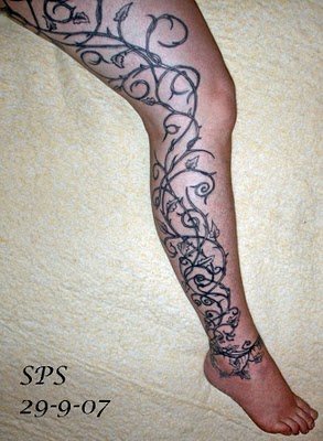 Simple Black Ivy Vine Tattoo Design For Men Full Leg