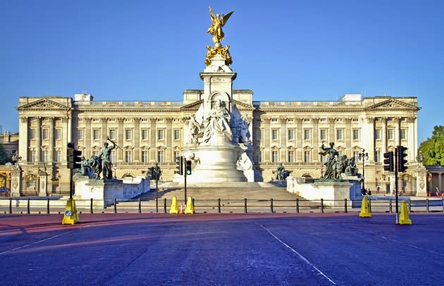 Statue In Front Of The Buckingham Palace