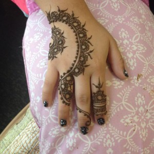 Best Henna Tattoo On Girl Right Hand