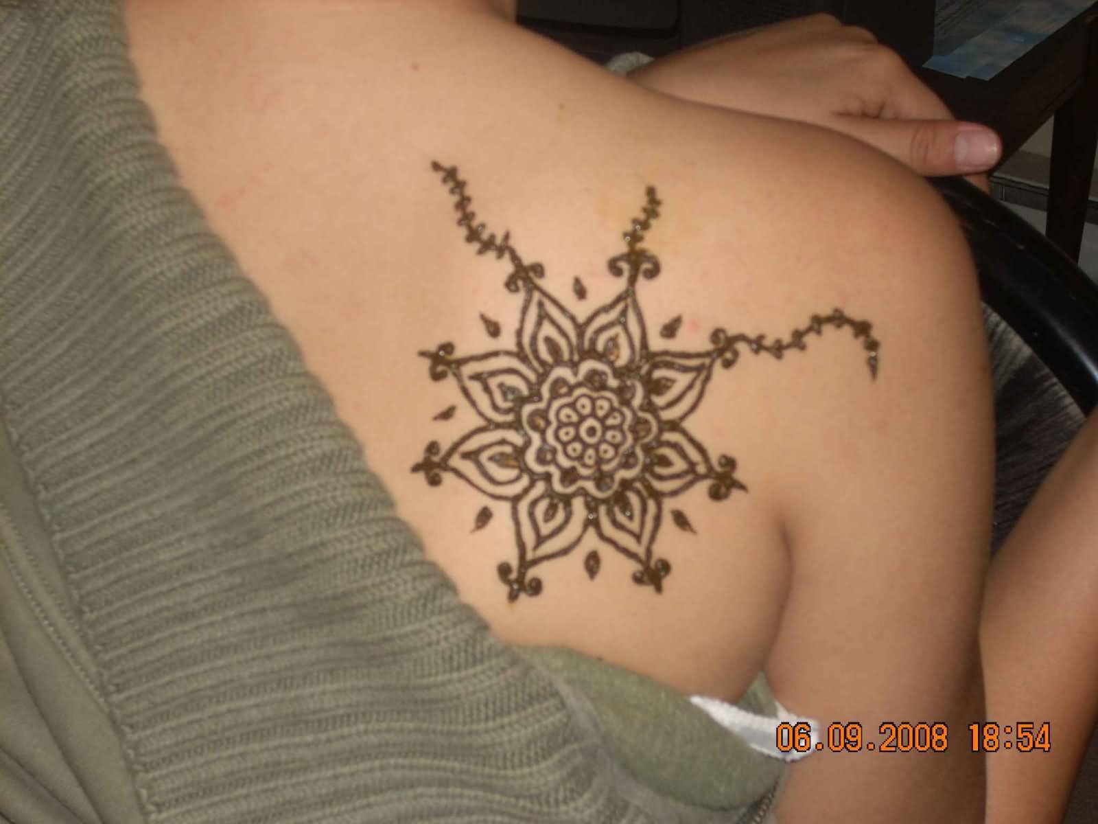 Black Henna Flower Tattoo On Right Back Shoulder