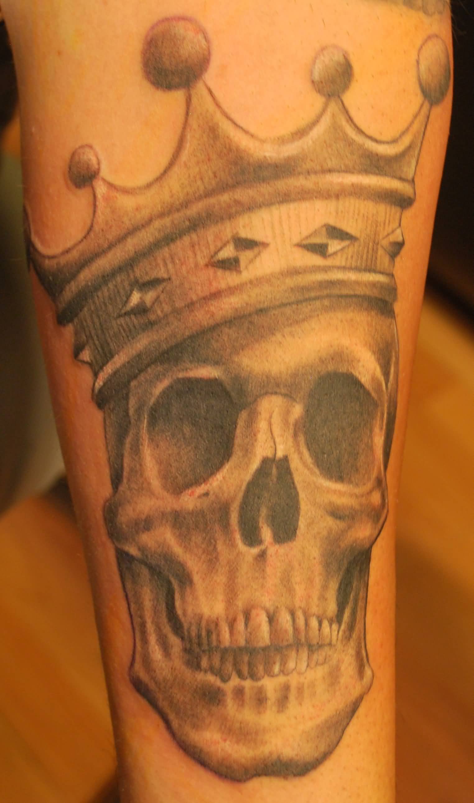 Grey Ink 3D King Skull With Crown Tattoo Design