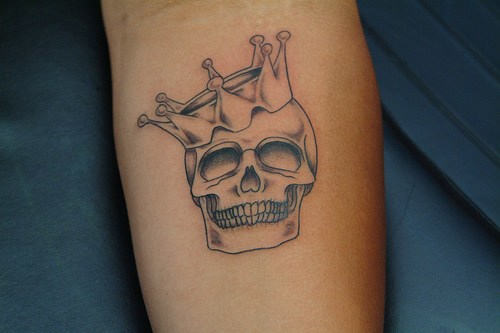 Grey Ink King Skull With Crown Tattoo Design