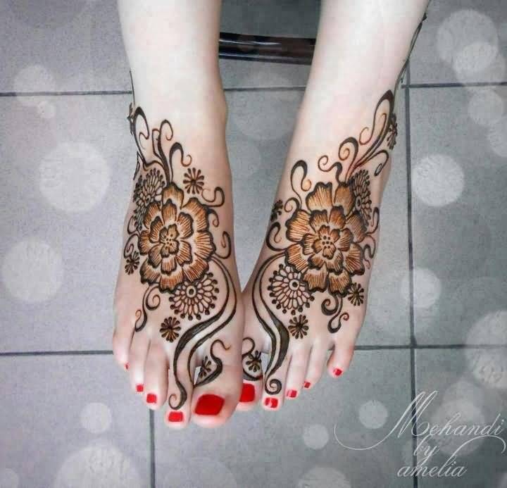 Henna Flowers Tattoo On Girl feet
