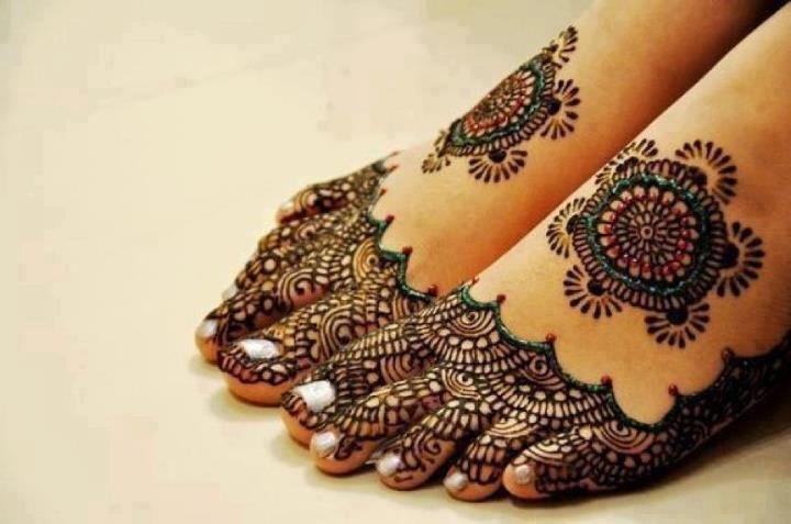 Impressive Henna Tattoo On Girl Feet