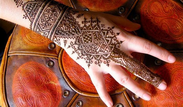 Impressive Henna Tattoo On Right Hand