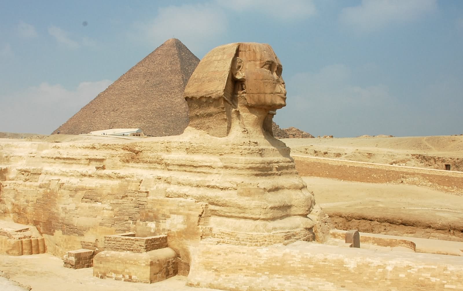 The View Of Great Sphinx of Giza And Pyramid Of Khufu