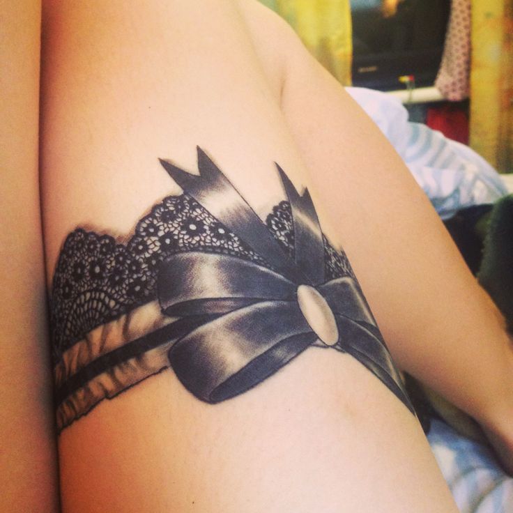 Beautiful Black Ink Garter Tattoo On Right Thigh
