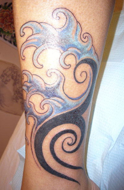 Black And Blue Tribal Tattoo On Leg
