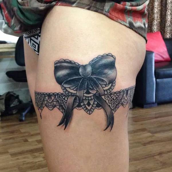 Black And Grey Country Garter Tattoo On Girl Side Thigh