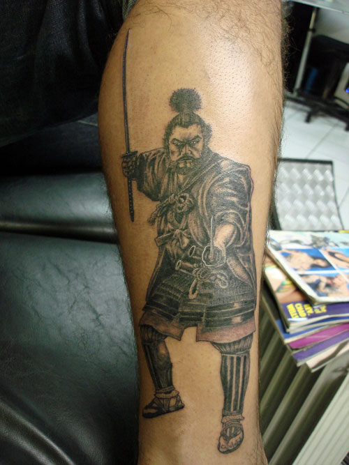 Black And Grey Traditional Samurai Tattoo On Leg