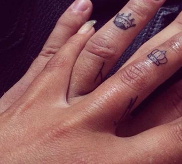 Black Outline Queen And king Crown Tattoo On Couple Finger