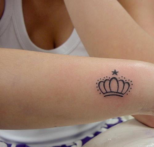 Black Outline Queen Crown Tattoo Design For Wrist