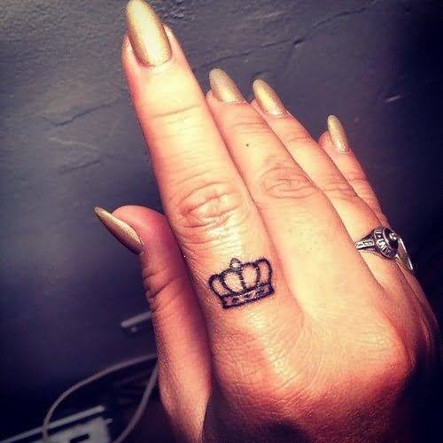 Black Outline Queen Crown Tattoo On Girl Finger
