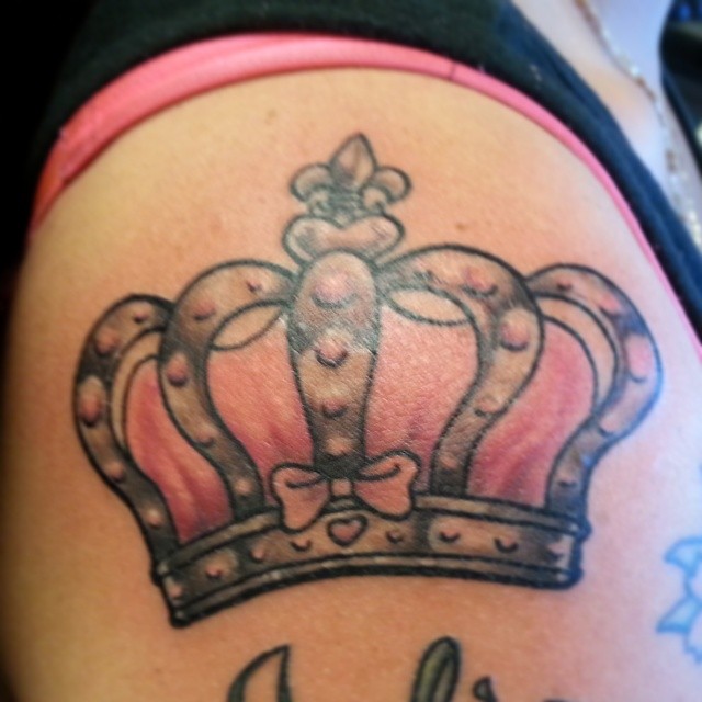Cool Queen Crown Tattoo Design For Shoulder