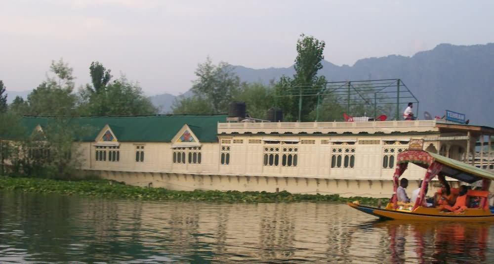 Dal Lake House Boat Picture