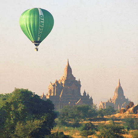 Green Air Balloon Passing From The Thatbyinnyu Temple