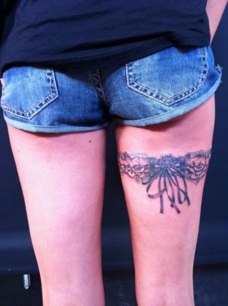 Realistic Garter Tattoo On Right Thigh