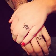 Simple Black Outline King And Queen Crown Tattoo On Couple Finger