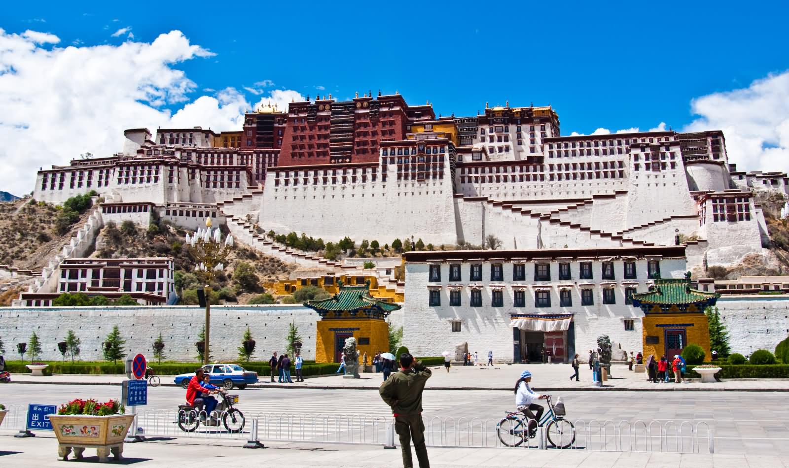Amazing Front View Of The Potala Palace On Red Hill