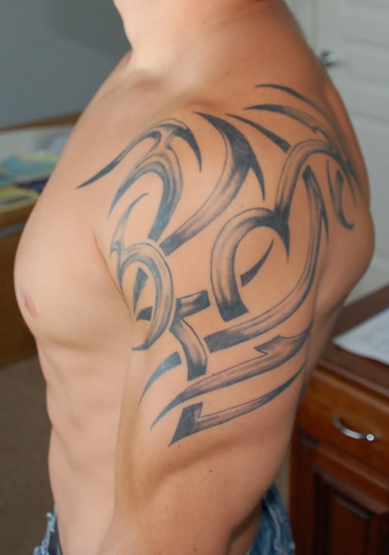 Black And Grey Tribal Tattoo On Left Shoulder