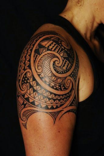 Black Tribal Tattoo On Man Right Shoulder