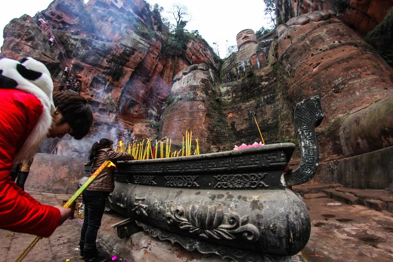 Devotees Worshiping At The Leshan Giant Buddha