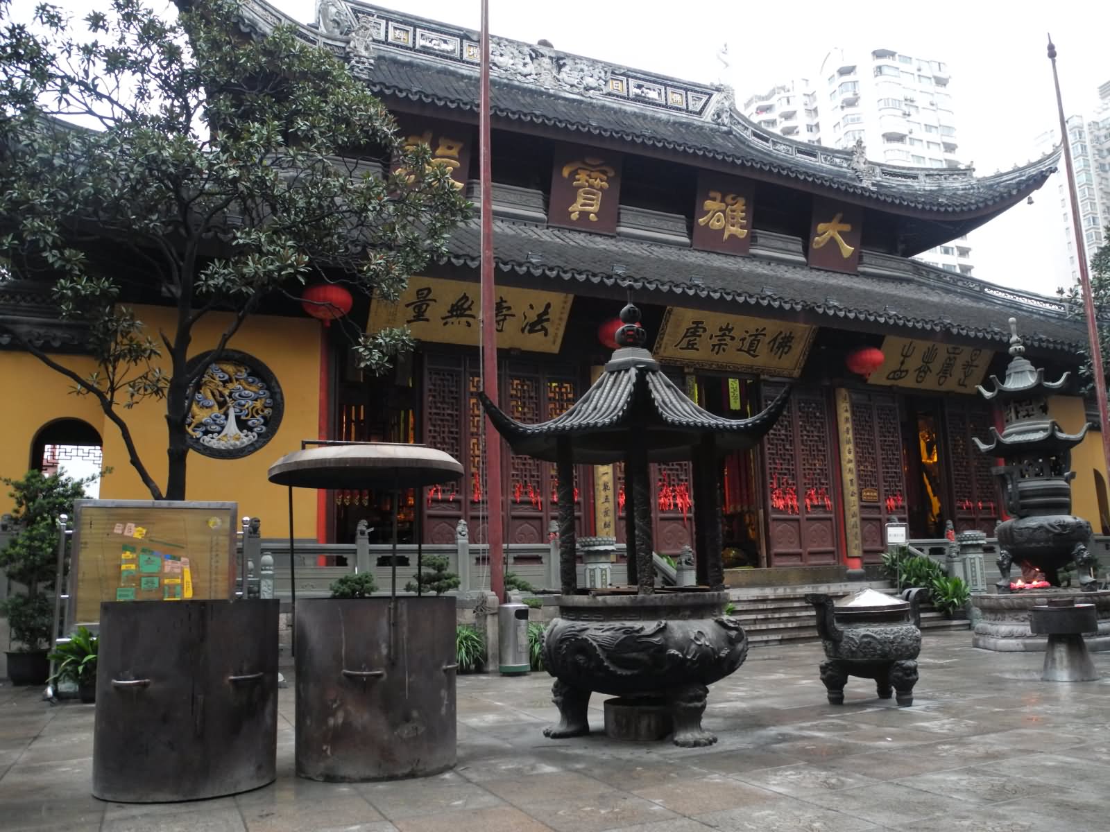 Jade Buddha Temple Main Courtyard