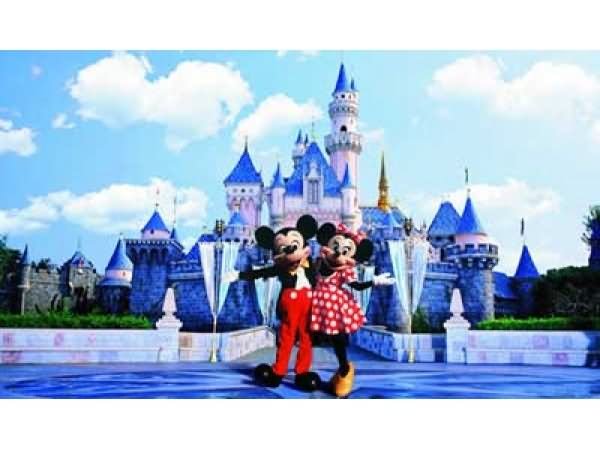 Mickey And Minnie Mouse In Front Of Disneyland Hong Kong