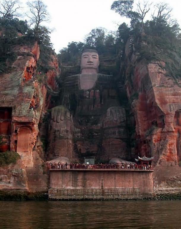 Tourists Enjoying The Sightseeing Of The Leshan Giant Buddha Statue