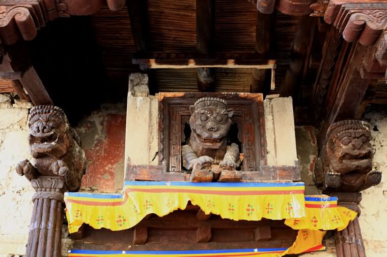 Wooden Sculptures Adorning The Entrance Of Leh Palace