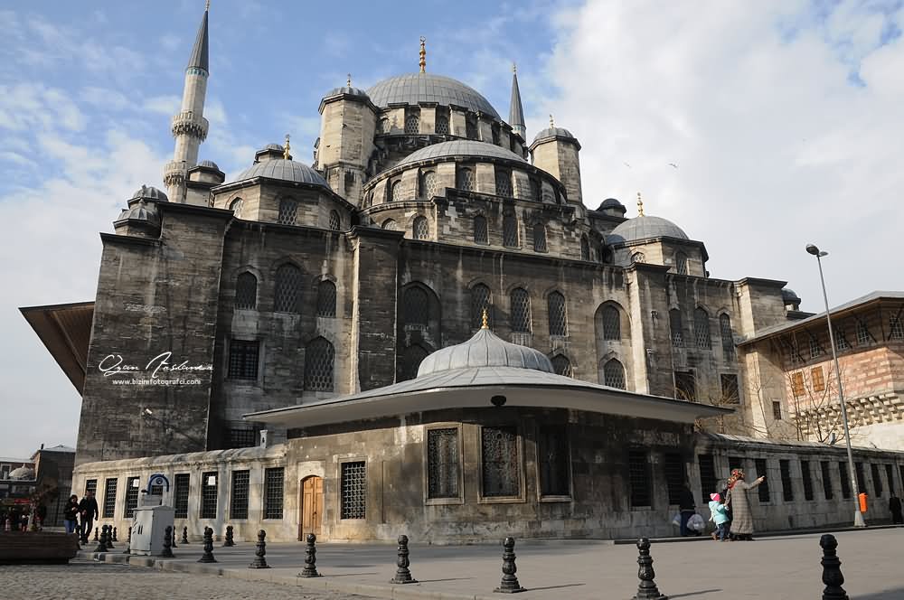 Front Facade Picture Of The Yeni Cami In Istanbul
