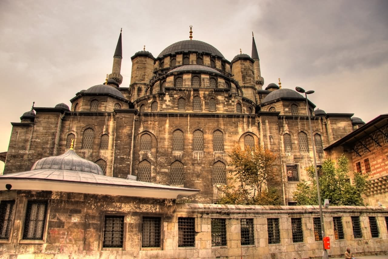 Front View Picture Of The Yeni Cami In Istanbul