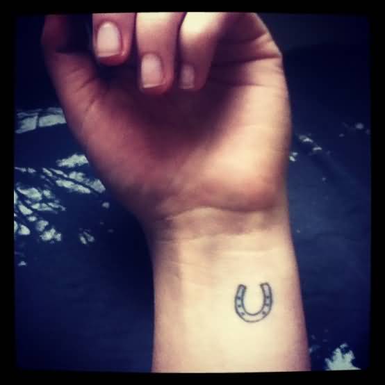 Discover 147+ horseshoe tattoo finger latest