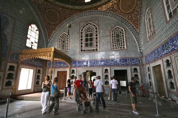 Tourists Inside The Topkapi Palace In Istanbul