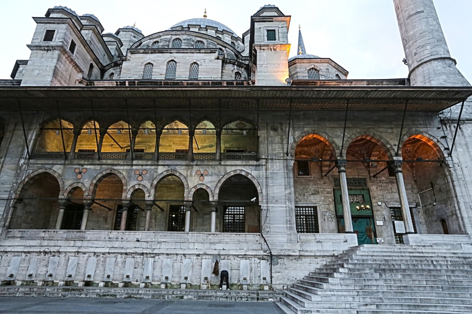 Yeni Cami Mosque Entrance View Image
