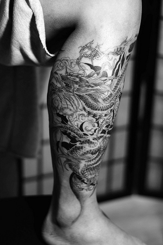 Black And White Dragon Tattoo On Right Leg