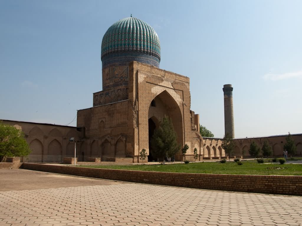 Bibi-Khanym Mosque Inner Courtyard Picture
