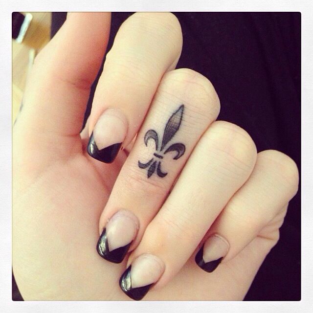 Finger bedeutung tattoo ring Tattoo On