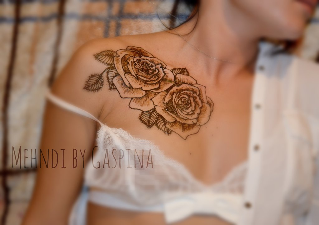 Black Ink Roses Tattoo On Girl Collar Bone