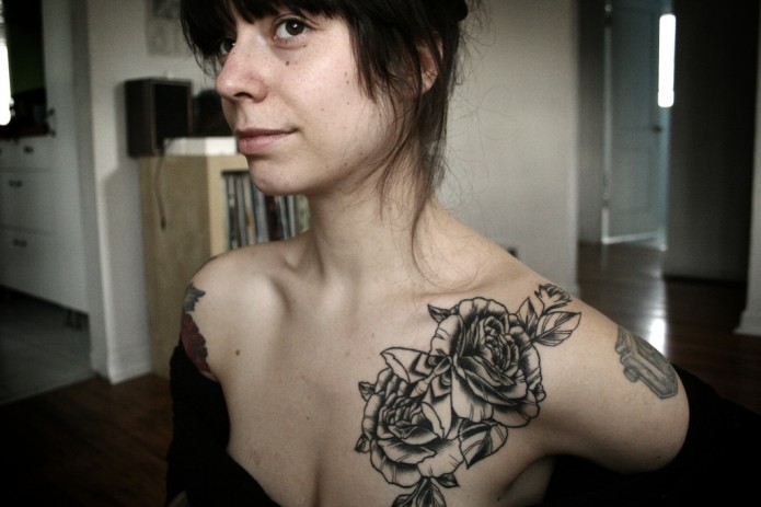 Black Ink Roses Tattoo On Girl Left Collar Bone