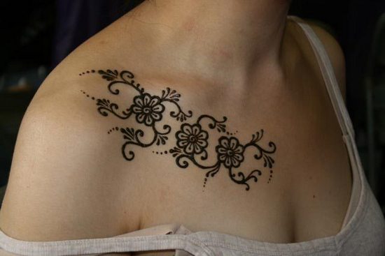 Black Outline Flowers Tattoo On Girl Collar Bone