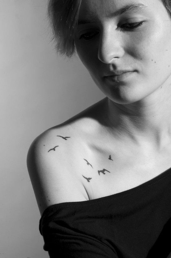 Flying Birds Tattoo On Girl Right Collar Bone